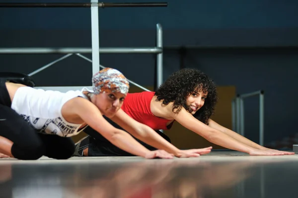 Groep Vrouwen Trainen Fitness Club — Stockfoto