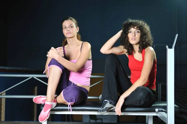 Dvě Ženy Cvičit Streaching Fitness Klubu — Stock fotografie