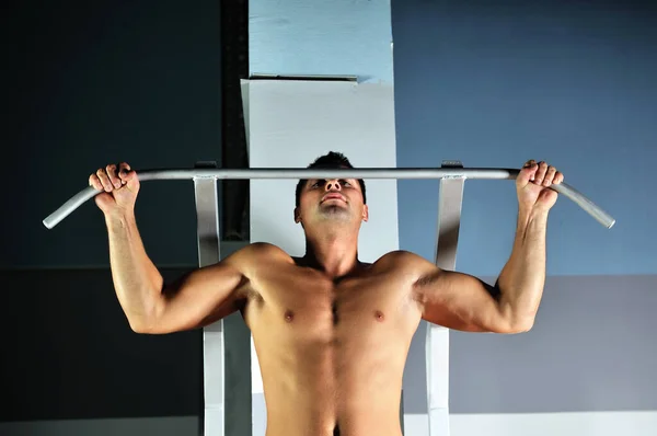 Joven Con Brazos Fuertes Ejercitándose Gimnasio Representando Streinght Vitalidad — Foto de Stock