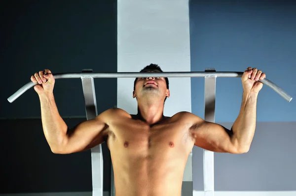 Joven Con Brazos Fuertes Ejercitándose Gimnasio Representando Streinght Vitalidad — Foto de Stock