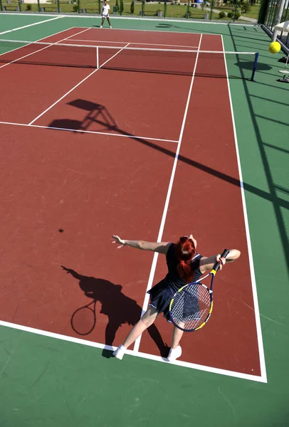 Unga Passar Kvinnan Spela Tennis Utomhus Orange Tennis Fältet Tidigt — Stockfoto