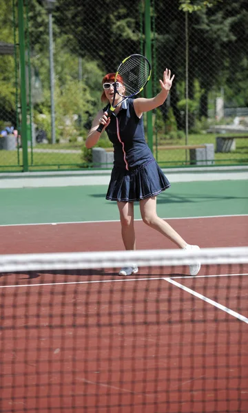 Junge Fitte Frau Spielt Tennis Freien Auf Orangefarbenem Tennisplatz Frühen — Stockfoto