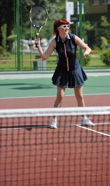 Junge Fitte Frau Spielt Tennis Freien Auf Orangefarbenem Tennisplatz Frühen — Stockfoto