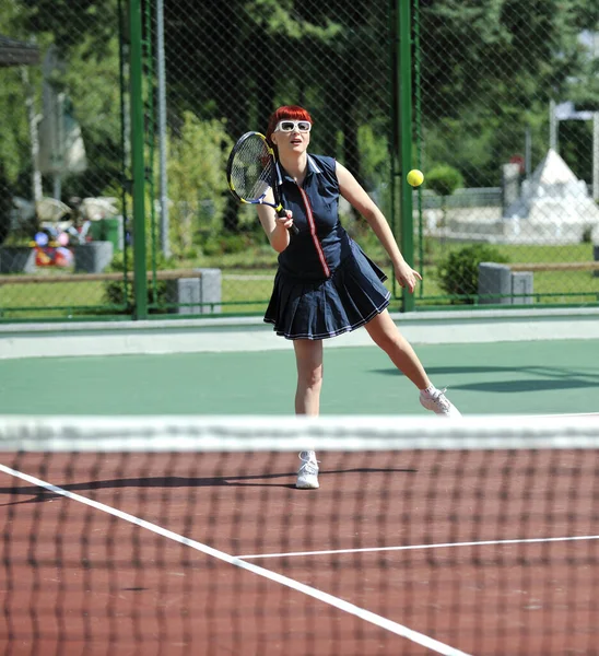 Junge Fitte Frau Spielt Tennis Freien Auf Orangefarbenem Tennisplatz Frühen — Stockfoto