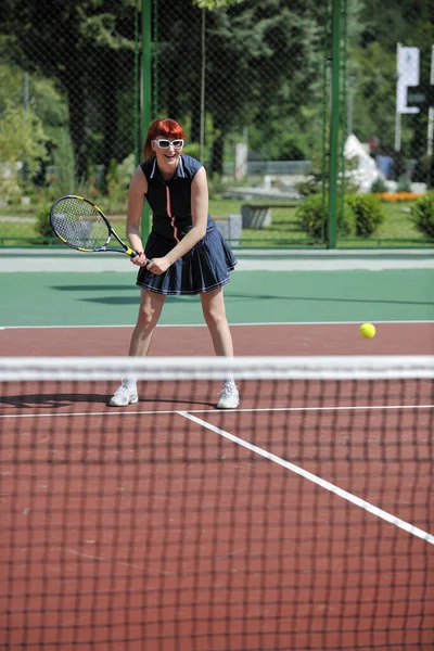 Junge Fitte Frau Spielt Tennis Freien Auf Orangefarbenem Tennisplatz Frühen — Stockfoto