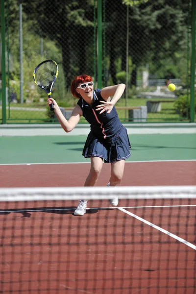 Junge Fitte Frau Spielt Tennis Freien Auf Orangefarbenem Tennisplatz Frühen — Stockfoto