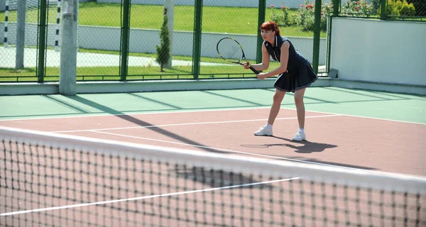 Junge Fitte Frau Spielt Tennis Freien Auf Orangefarbenem Tennisplatz Frühen — Stockfoto