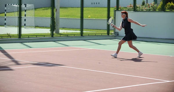 Jeune Femme Forme Jouer Tennis Plein Air Sur Terrain Tennis — Photo