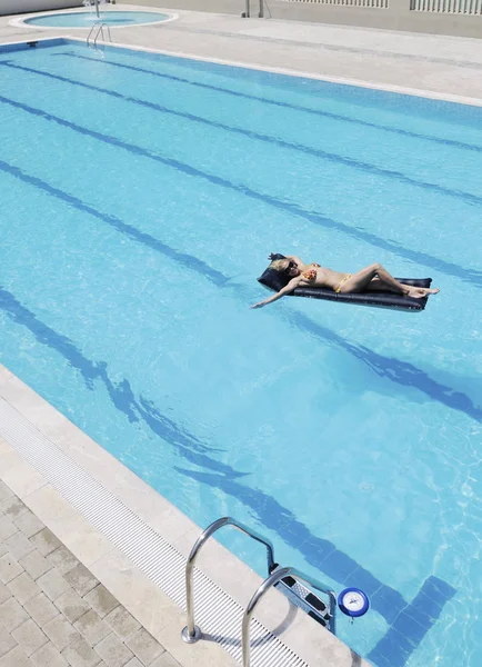 Schöne Junge Frau Entspannen Und Spaß Schwimmbad Haben — Stockfoto