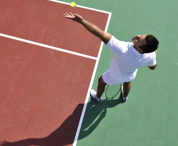 Ung Man Spela Tennis Utomhus Orange Tennisbana Tidigt Morgonen — Stockfoto