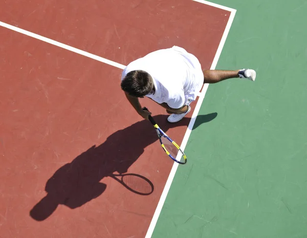 Ung Man Spela Tennis Utomhus Orange Tennisbana Tidigt Morgonen — Stockfoto