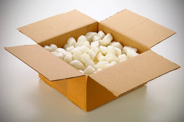 Een Kartonnen Doos Met Geel Verpakking Styrofoam Pinda Geïsoleerd Witte — Stockfoto