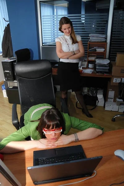 Młoda Kobieta Pracująca Przy Komputerze Przy Stole Biurze — Zdjęcie stockowe