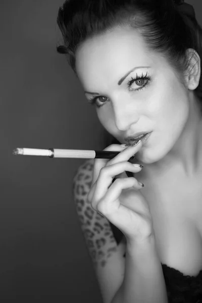 Modelo Pinup Com Cigarro — Fotografia de Stock