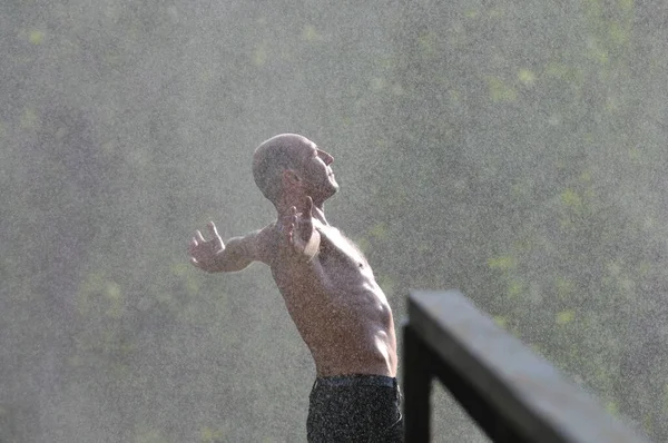 Berdiri Seorang Pria Dengan Lengan Terbuka Lebar Dengan Air Terjun — Stok Foto