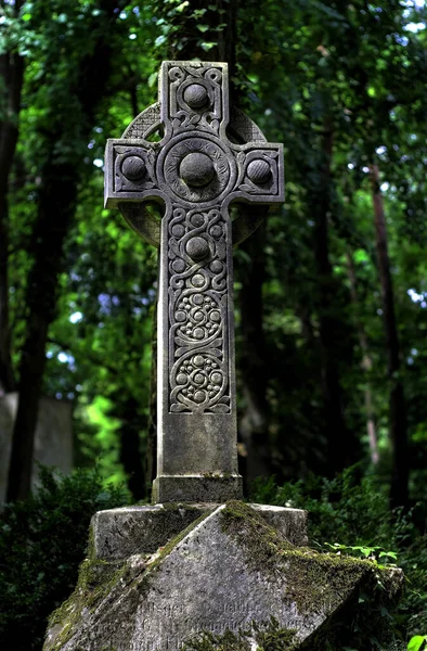 公墓里的古老石制十字架 — 图库照片