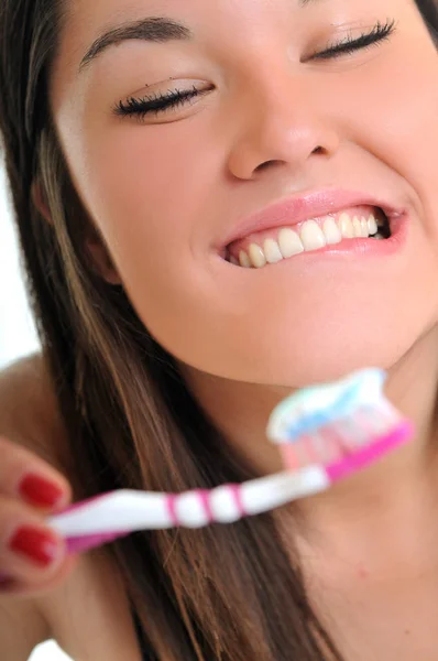 Concepto Cuidado Dental Con Hermosa Mujer Joven Oliendo Cepillo Dientes —  Fotos de Stock