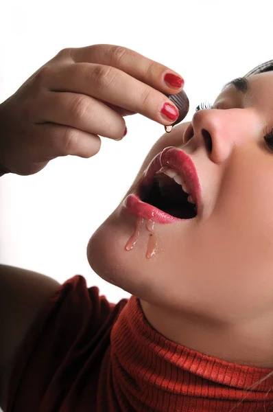 Jovem Bela Mulher Morena Vermelho Isolado Branco Comer Comida Chocolate — Fotografia de Stock