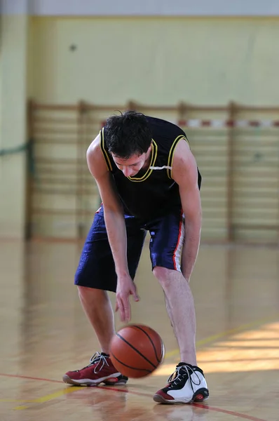 Giovane Sano Gioca Basket Nella Palestra Della Scuola Coperto — Foto Stock