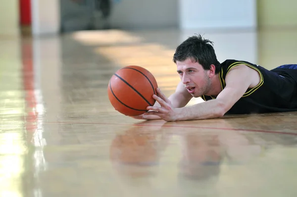 Jovem Saudável Jogar Jogo Basquete Escola Ginásio Indoor — Fotografia de Stock