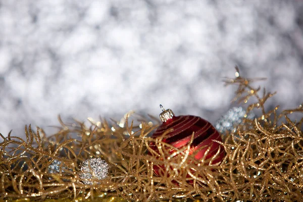 Goldene Weihnachtsdekoration Und Rote Weihnachtskugel — Stockfoto