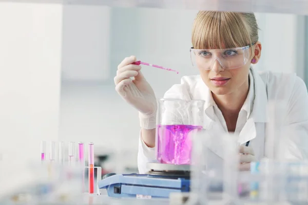 Доктор Студент Жінка Дослідник Тримає Пробірку Хімії Яскрава Лабораторія — стокове фото
