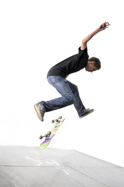 Jongen Oefent Schaatsen Een Skatepark Geïsoleerd — Stockfoto