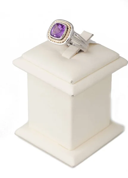 Кільце Фіолетовим Каменем Підставці — стокове фото