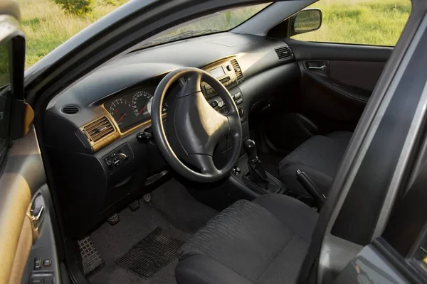 Interieur Van Een Parkeerplaats Een Veld Met Open Deuren — Stockfoto