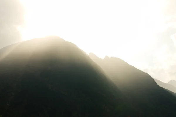 Rayos Brillantes Luz Solar Que Atraviesan Una Cordillera —  Fotos de Stock
