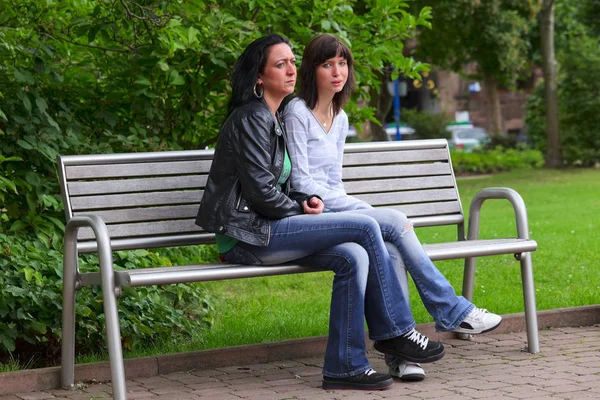 Portrait Mother Daughter Bench Background Park City Dillingen Outdoor Saarland — стокове фото