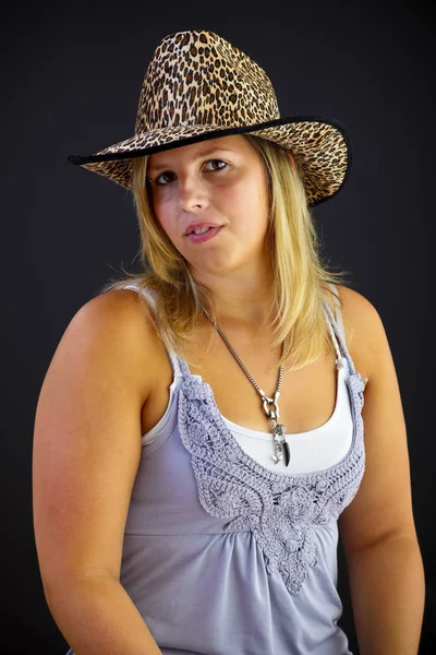 Jonge Blonde Vrouw Met Hoed Zwarte Achtergrond Studio Opname Adobe — Stockfoto