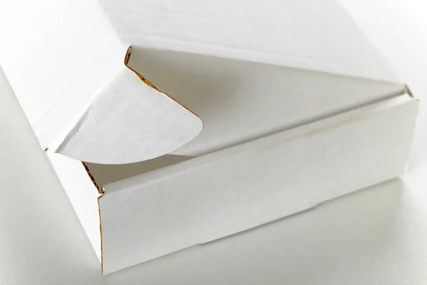 Una Caja Cartón Blanca Abierta Aislada Sobre Fondo Gris —  Fotos de Stock