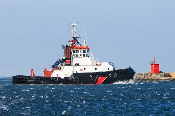 Sleepboot Boot Navigeren Een Ruwe Zee — Stockfoto