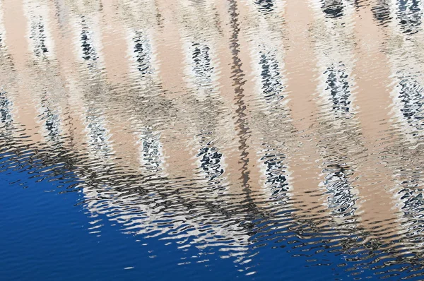 建物と青い空が水に映る — ストック写真