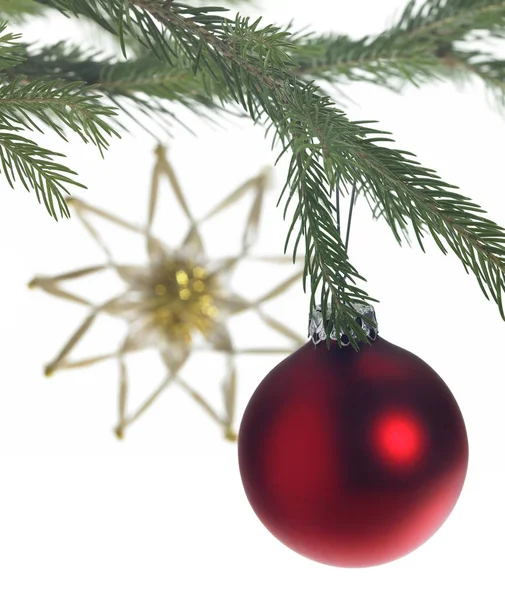 Studioaufnahme Von Etwas Weihnachtsdekoration Mit Roter Christbaumkugel Auf Tannenzweig Und — Stockfoto