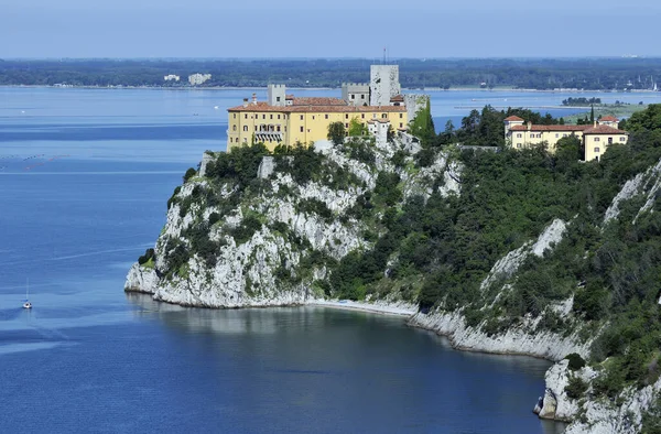 Vue Château Duino Construit Sur Côte Rocheuse Nord Mer Adriatique — Photo