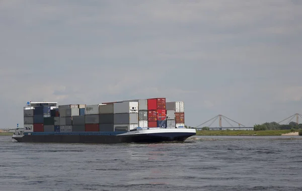 Containership Pobliżu Tiel Holandia — Zdjęcie stockowe