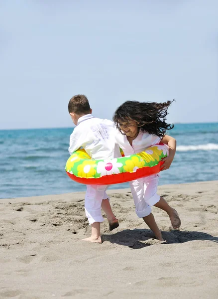 Grupo Niños Felices Playa Que Divierten Juegan Juegos — Foto de Stock
