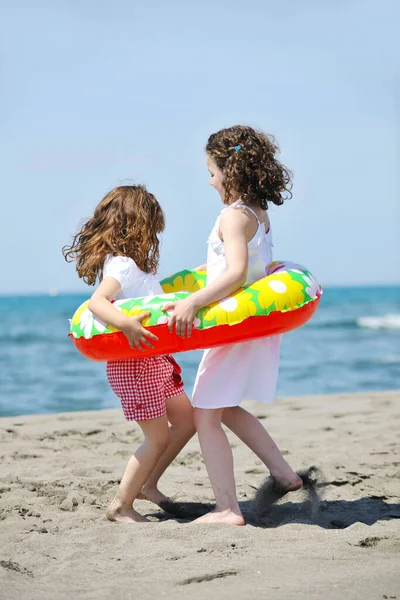 Kim Eğlenmek Oyun Oynamak Plaj Üzerinde Mutlu Bir Çocuk Grubu — Stok fotoğraf