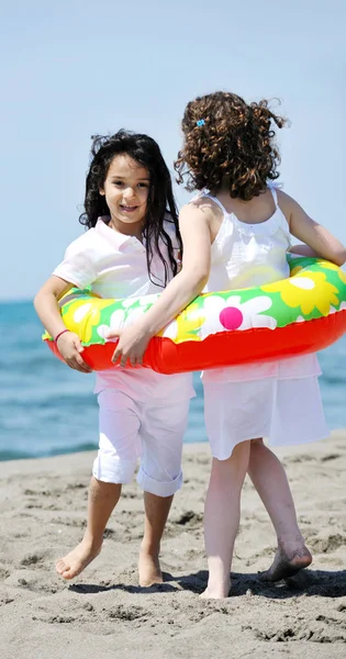 Gruppe Glücklicher Kinder Strand Die Spaß Haben Und Spiele Spielen — Stockfoto
