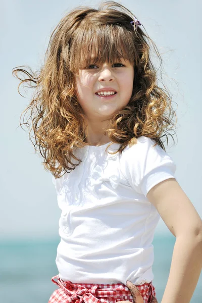 美しいビーチに小さな女性の子供の肖像画 — ストック写真