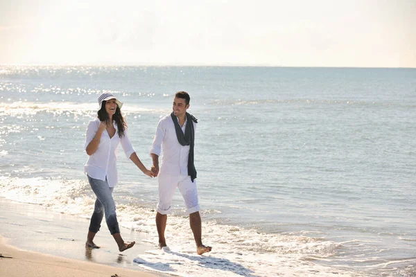 Cuplu Fericit Tineri Îmbrăcăminte Albă Recreere Romantică Distracție Plajă Frumoasă — Fotografie, imagine de stoc