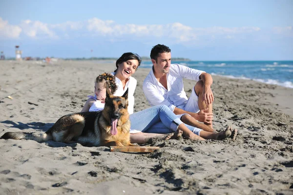 Felice Giovane Famiglia Abiti Bianchi Divertirsi Giocare Con Bel Cane — Foto Stock