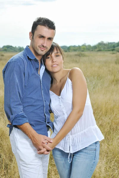 Feliz Jovem Casal Tem Tempo Romântico Livre Enquanto Sorrindo Abraço — Fotografia de Stock