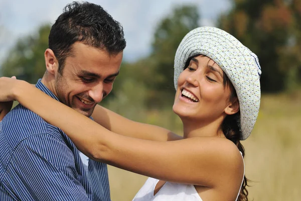 Feliz Jovem Casal Tem Tempo Romântico Livre Enquanto Sorrindo Abraço — Fotografia de Stock