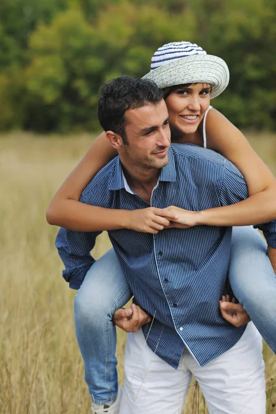 Gelukkige Jonge Paar Romantische Tijd Buiten Terwijl Het Glimlachen Knuffel — Stockfoto