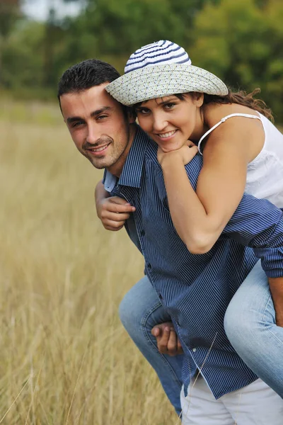 Gelukkige Jonge Paar Romantische Tijd Buiten Terwijl Het Glimlachen Knuffel — Stockfoto