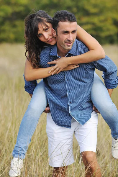 Gelukkige Jonge Paar Romantische Tijd Buiten Terwijl Het Glimlachen Knuffel — Stockfoto