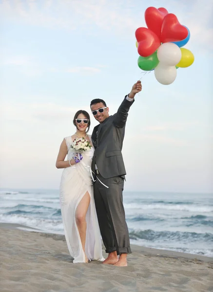幸せな結婚式のカップルお祝いや美しいビーチの夕日で楽しみます — ストック写真